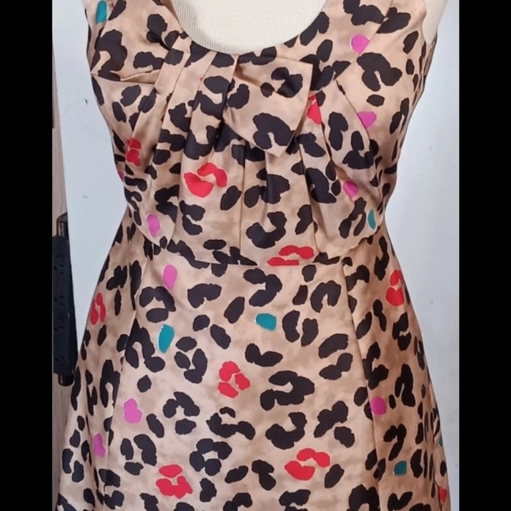 Excellent condition Kate Spade dress with pockets! Knee length and 100% silk